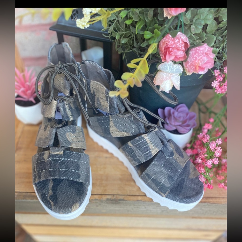 Camo wedged sandal
